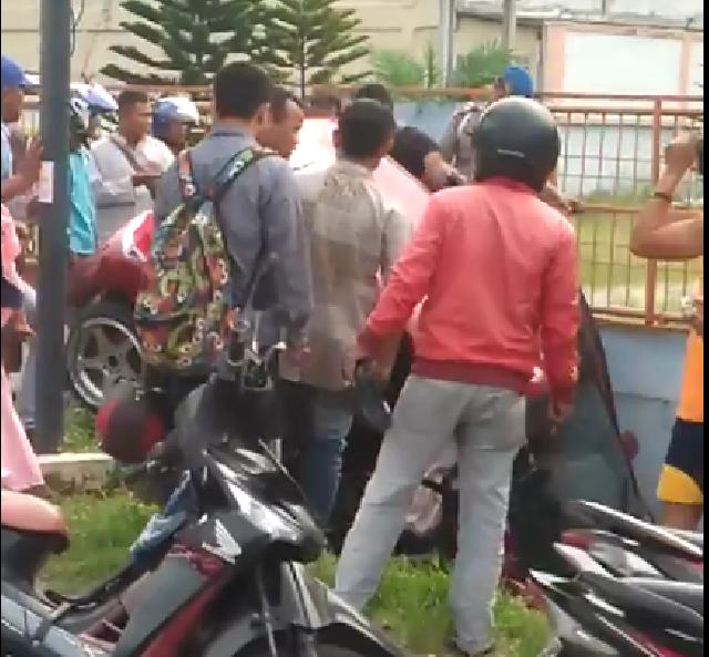  Diduga Akibat Sopir Ngantuk, Honda Brio Terjungkal Masuk Parit 